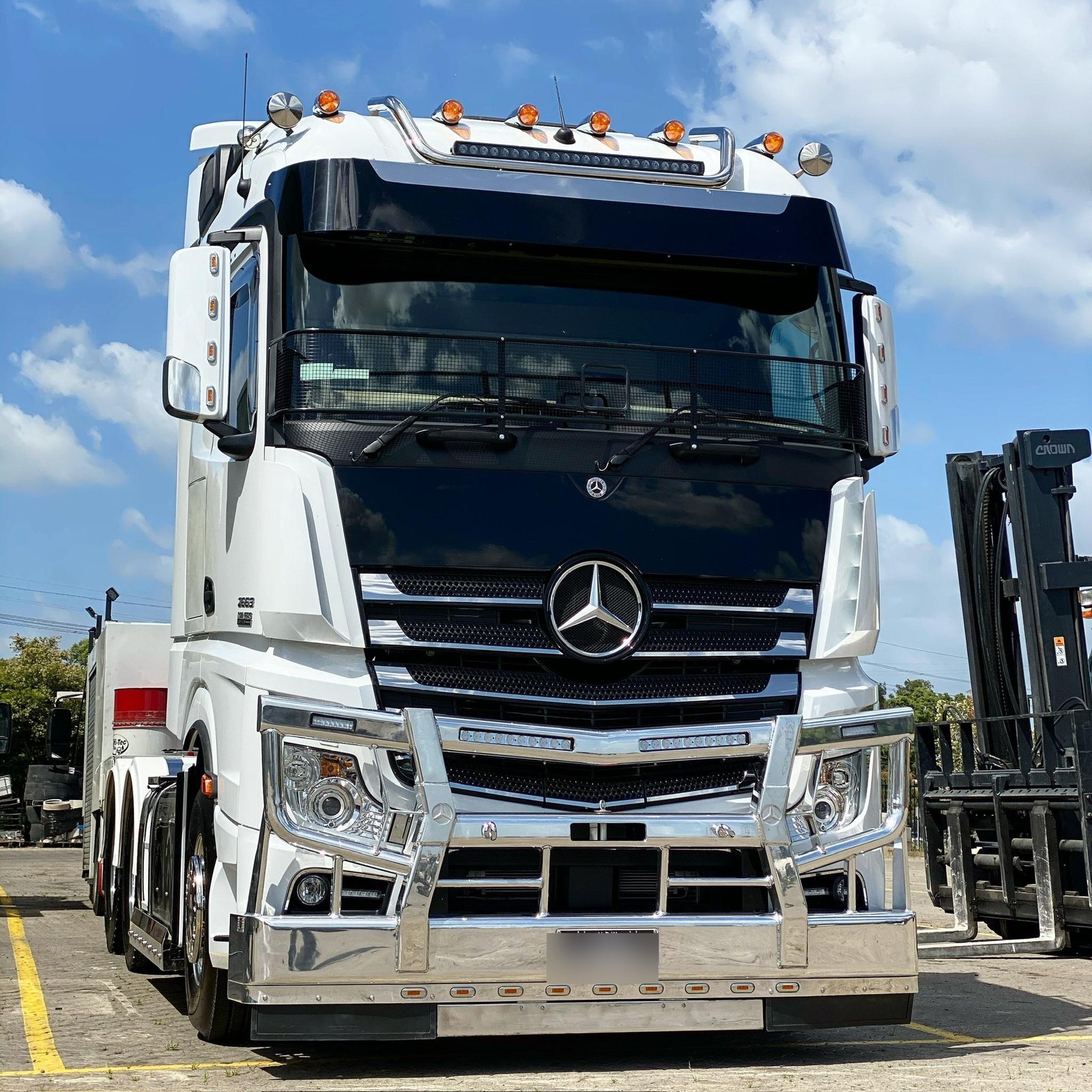 Mercedes Actros prime mover, front on, serviced across Sydney and NSW
